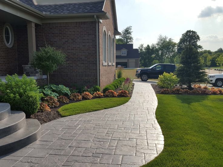 Smooth concrete walkway in Orlando FL leading through a modern residential yard